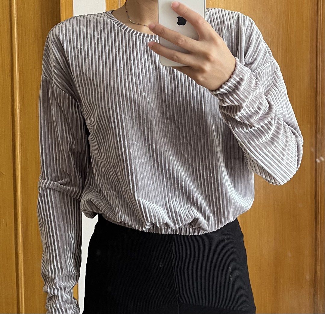 ZARA Velour Ribbed Long Sleeve Top (Category: Longsleeves) located in Dasmarinas. Submitted by aurapadilla00 (Listing ID 1461513360, Image 1). Description: - Grey velour top from ZARA - Long sleeves with cinched cuffs - Elasticated hem - Super comfy and chic - Perfect for dressing up or down - Pairs well with jeans or skirts.