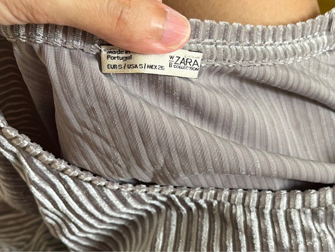 ZARA Velour Ribbed Long Sleeve Top (Category: Longsleeves) located in Dasmarinas. Submitted by aurapadilla00 (Listing ID 1461513360, Image 3). Description: - Grey velour top from ZARA - Long sleeves with cinched cuffs - Elasticated hem - Super comfy and chic - Perfect for dressing up or down - Pairs well with jeans or skirts.