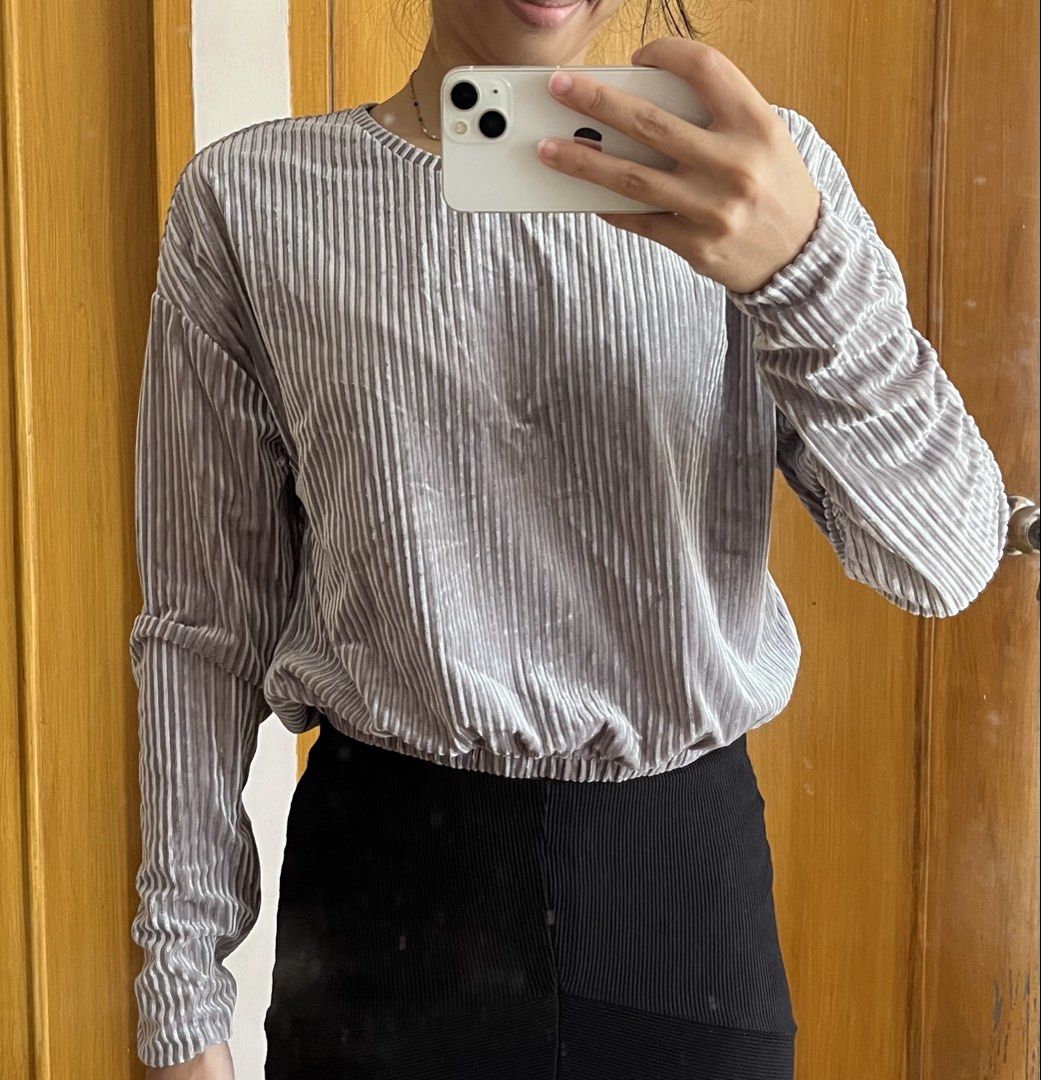 ZARA Velour Ribbed Long Sleeve Top (Category: Longsleeves) located in Dasmarinas. Submitted by aurapadilla00 (Listing ID 1461513360, Image 2). Description: - Grey velour top from ZARA - Long sleeves with cinched cuffs - Elasticated hem - Super comfy and chic - Perfect for dressing up or down - Pairs well with jeans or skirts.