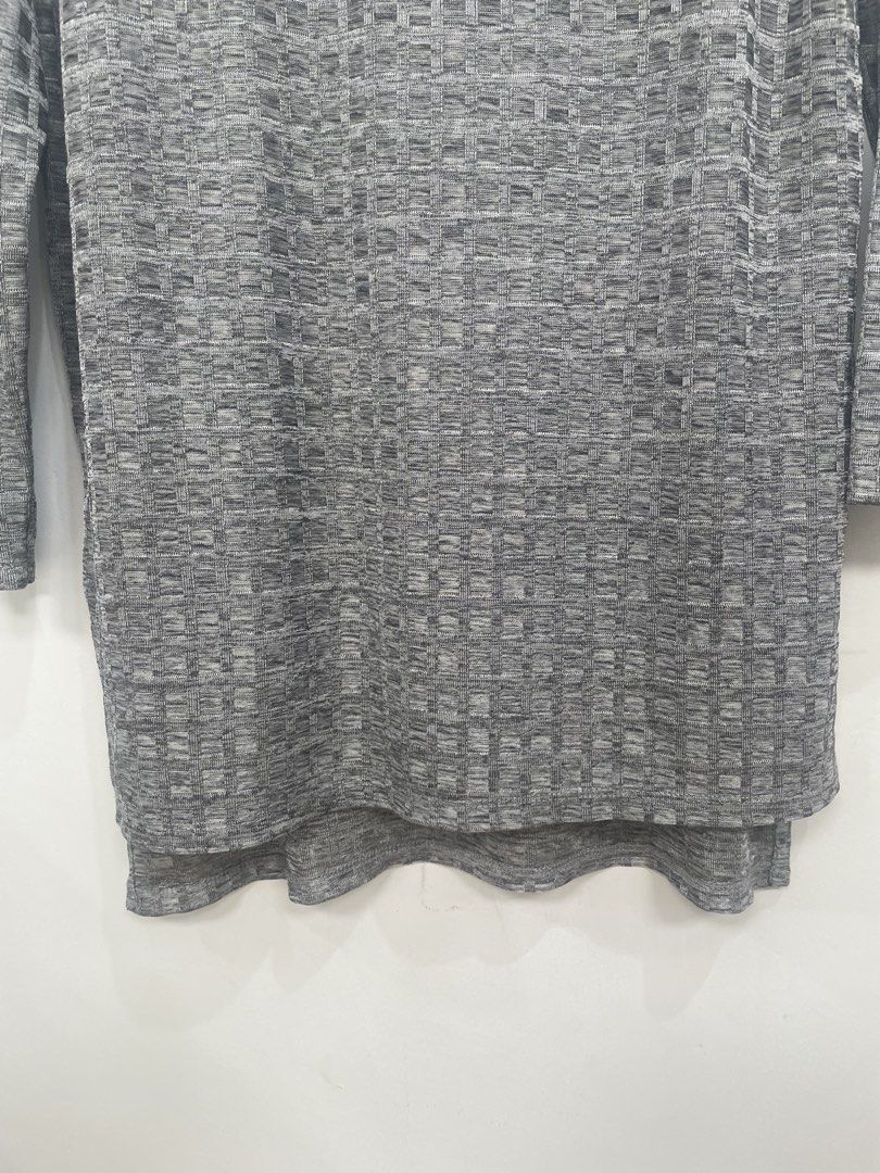 ZARA W&B Grey Textured Long Sleeve Top (Category: Longsleeves) located in Las Pinas. Submitted by qcleopatrastrove (Listing ID 1461339210, Image 3). Description: *Features a textured pattern all over *Lightweight fabric, ideal for casual wear or layering .