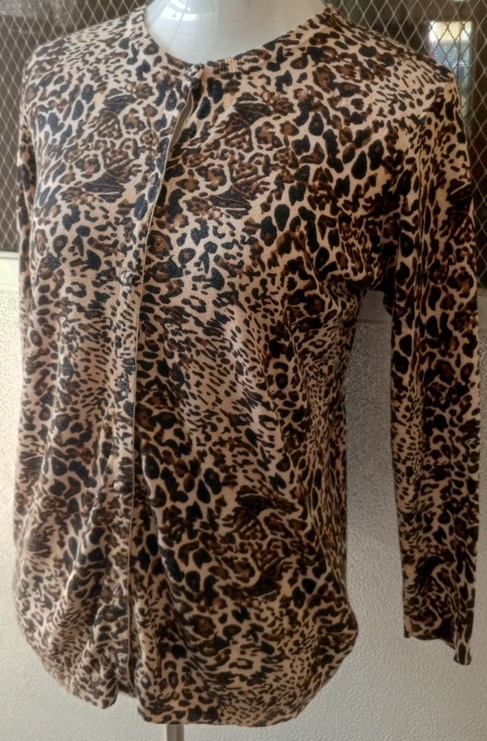 ZARAKNIT Leopard Print Button Up Cardigan (Category: Coats, Jackets and Outerwear) located in Cebu City. Submitted by violacloset (Listing ID 1461465353, Image 3). Description: Measurements: length: 25 in width: 19 in.