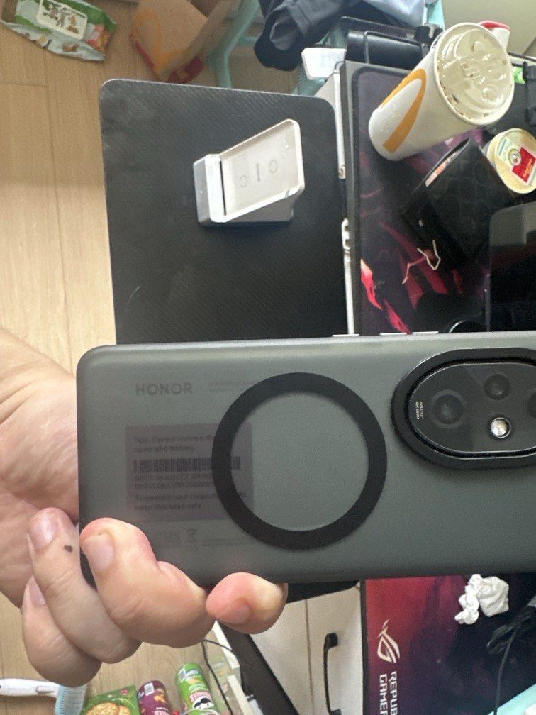榮耀200 Pro （分類：Android 安卓其他）位於 Hong Kong。 由 abc623389046946 提交（商品編號 1461618315，圖片 3）。簡介： 榮耀200 Pro 512GB，較少使用 保護貼有瑕疵，機身完整無彎、無維修，全部功能正常 標價HK$2000：手機 + 100W充電器 爽快成交額外送榮耀運動手錶連充電器及無線充電底座 報價低於1900，就只包手機原裝充電器 手錶無線充電底座全部唔附送 面交，可當場驗機測試 可小幅議價，大刀勿擾。