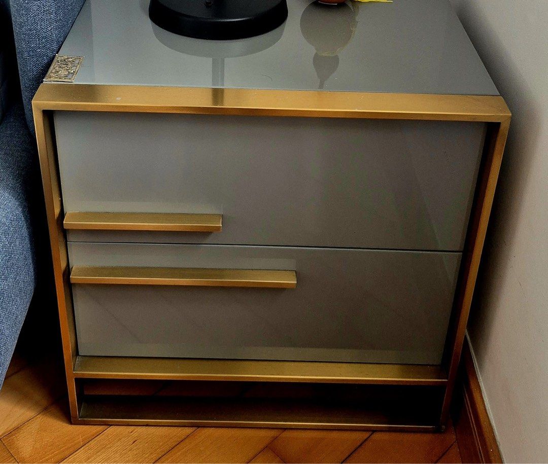 2 Bedside table （分類：桌子）位於 Hong Kong。 由 richelle.62 提交（商品編號 1461689663，圖片 1）。簡介： 。