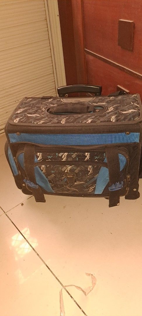 2 hawk bag Rolling Luggage Bag with Multiple Compartments (Category: Luggage) located in Quezon City. Submitted by jocylingo.1 (Listing ID 1461710167, Image 2). Description: - Stylish camouflage print rolling luggage - Main compartment for essentials - Front compartment with a cool blue accent - Convenient side pockets for extra storage - Extendable handle for easy pulling - Smooth-rolling wheels for effortless transport - Ideal for travel, schoo