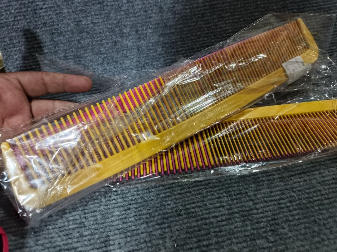 2 sets pink and yellow big comb (Category: Hair) located in San Leonardo. Submitted by burgossanleonardo.12345 (Listing ID 1461713839, Image 1). Description: 30+cm hair comb Good for long hair Brand new 2 Sets of pink and yellow comb.