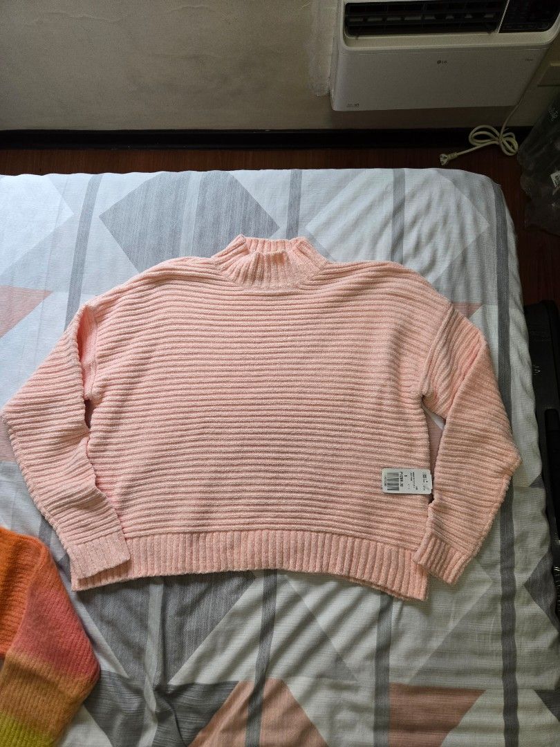 2pc bnew winter top longsleeve (Category: Longsleeves) located in Manila. Submitted by chocomoose (Listing ID 1461605193, Image 3). Description: bnew will fit small to medium super warm.