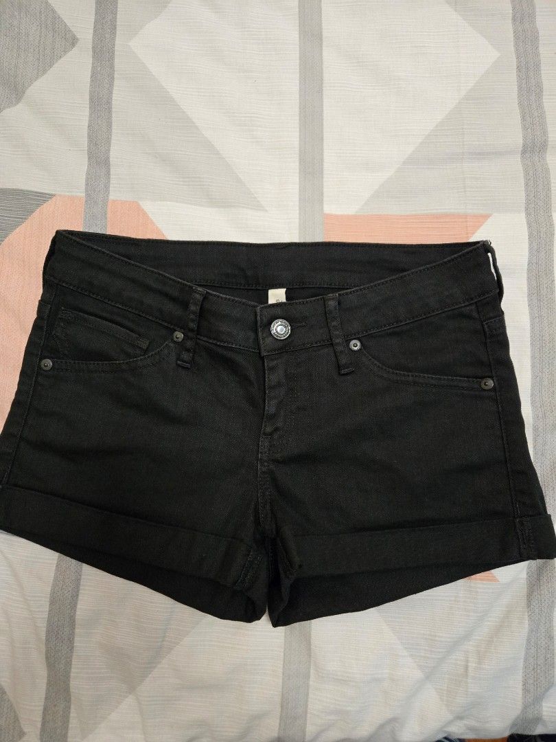 2pc mango shorts black and white (Category: Shorts) located in Manila. Submitted by chocomoose (Listing ID 1461586885, Image 3). Description: xs price is for 2pc yung white may flaw small butas. see pic.