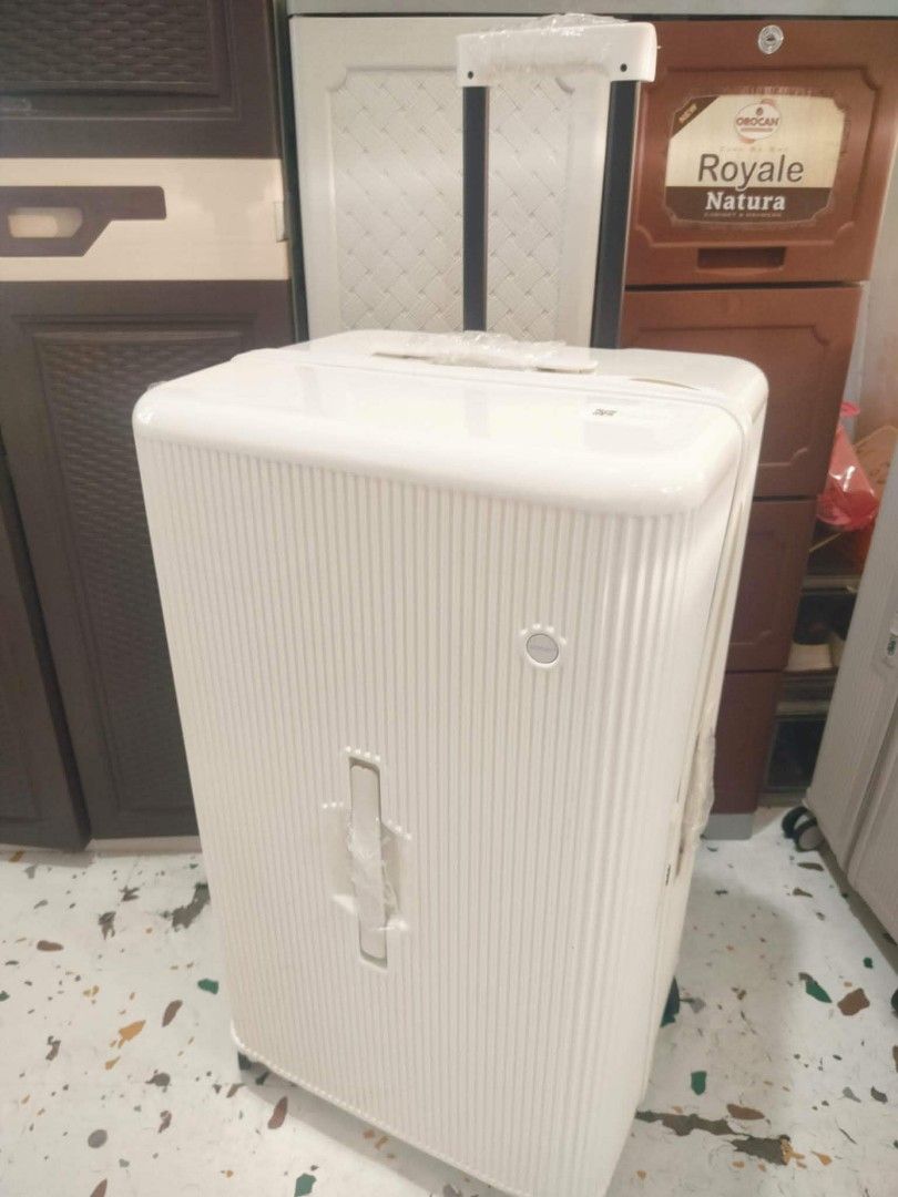 32" luggage trunk (Category: Luggage) located in Paranaque City. Submitted by ziabella12345 (Listing ID 1461583262, Image 3). Description: 32" luggage trunk cod around metro manila via lalamove .