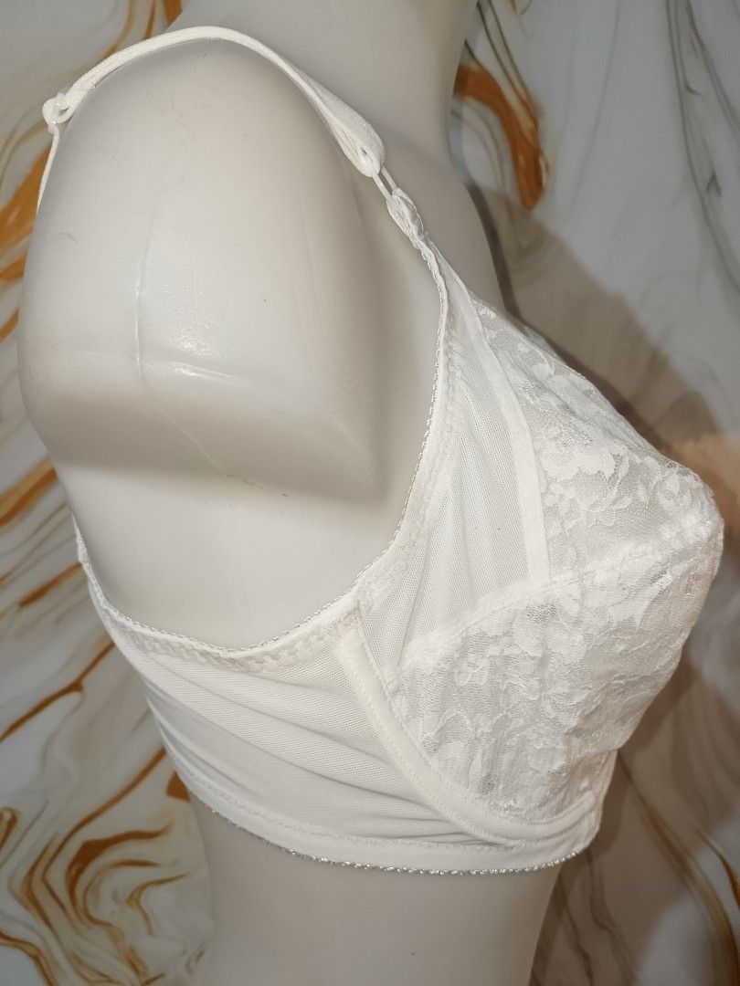38d wonderbra White Lace Full Coverage Bra not padded (Category: Undergarments & Loungewear) located in Manila. Submitted by truecrystal-1407 (Listing ID 1461698038, Image 3). Description: - White bra with elegant lace overlay - Full coverage cups for excellent support - Adjustable straps and back closure for a custom fit - Comfortable for all-day wear - Delicate trim along edges for a feminine touch - Versatile design that matches many outfits.