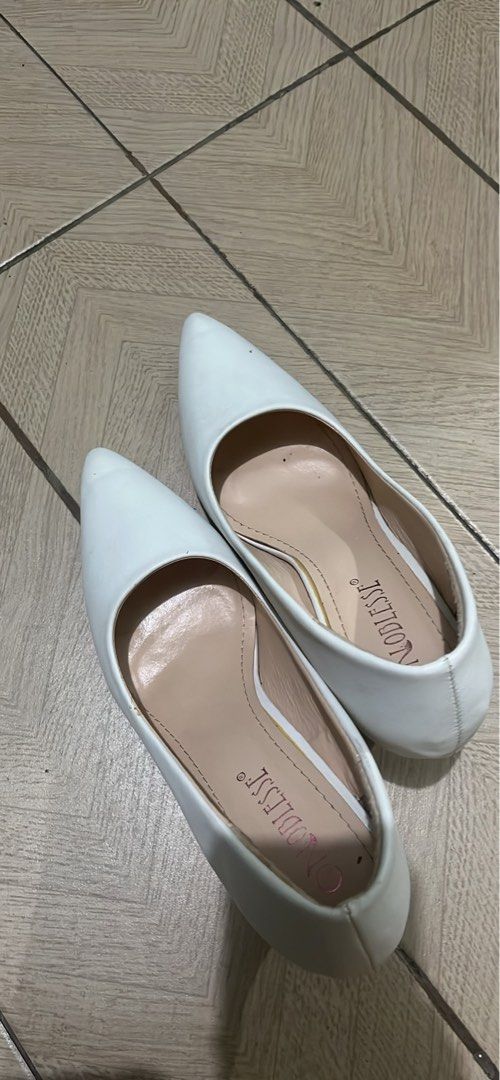 3 InchesWhite Pointed Toe Heels (Category: Heels) located in Manila. Submitted by myth.rifts (Listing ID 1461783300, Image 2). Description: - Size 39-40 - With minimal scratch hence selling low.