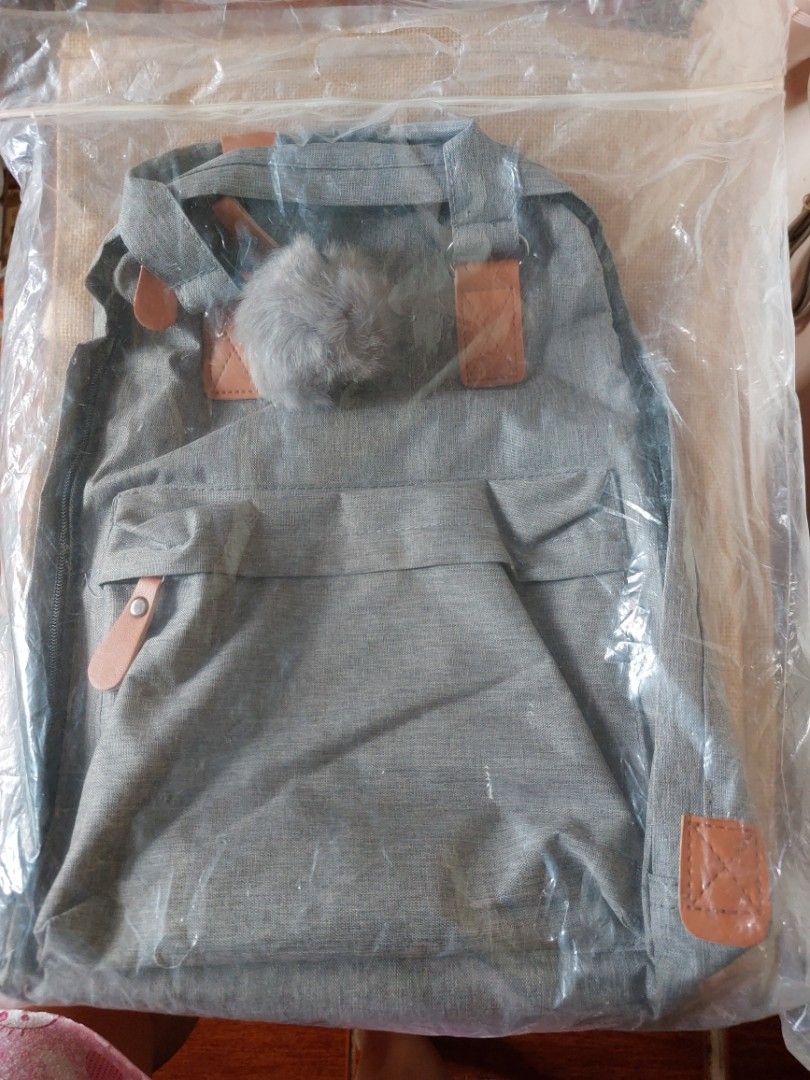 3in1 Backpack Grey (Category: Backpacks) located in Antipolo. Submitted by ms.marieyahs (Listing ID 1461600801, Image 2). Description: used twice rfs: di na magagamit 3in1 pero ung pinaka sling bag ang ginamit kaya may sign of usage, need i-sew but minimal. yung bag overall good since di halos na nagamit, as shown sa photo.. - can send more photos if needed. - lalamove shouldered by buyer.. - you may check my profile just in case may iba pang mag