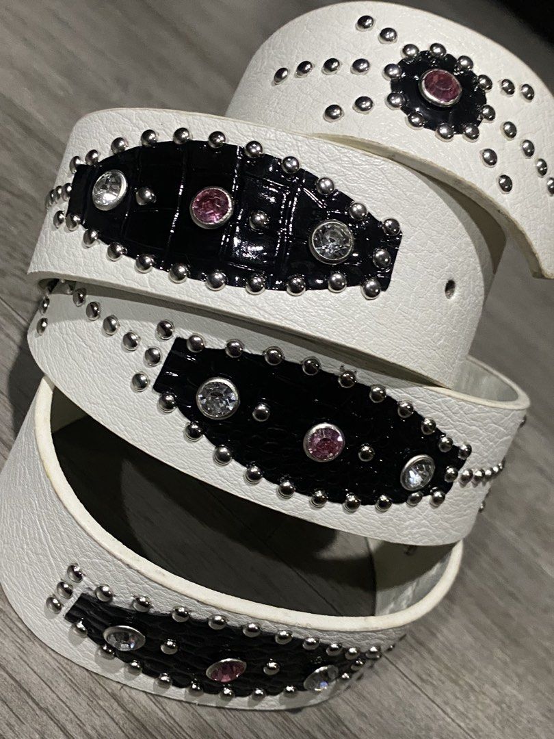 9TEEN8IGHT Blackpyre Gem Belt (Category: Belts) located in Manila. Submitted by maisongrails (Listing ID 1461618821, Image 2). Description: 9TEEN8IGHT Blackpyre Gem Belt Dimes: 116cm/46" Color: White Condition: 9/10 Issue/s: Stain on inside part (removable) Price: ₱399 📍 Mandaluyong, Metro Manila 📦 J&T and Lalamove 📩 PM if interested! .