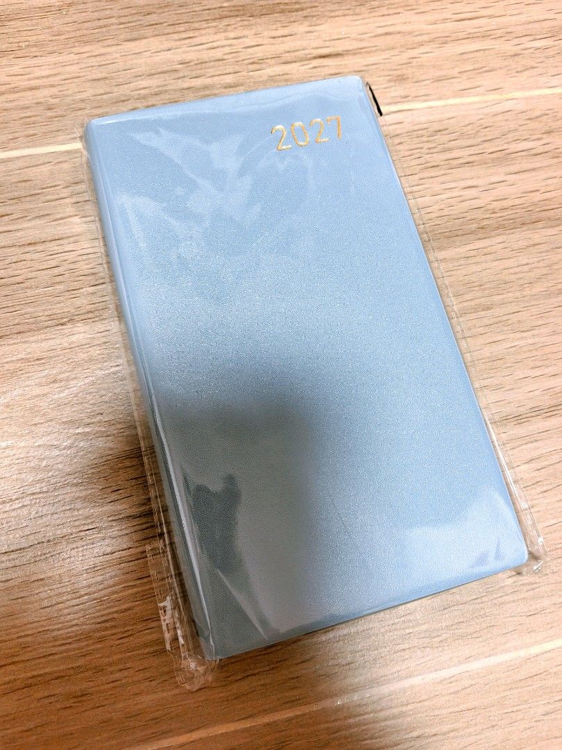 全新 2027 藍色記事簿 （分類：文具）位於 Hong Kong。 由 yung.30 提交（商品編號 1461670242，圖片 1）。簡介： 行事曆｜全新 未使用、無書寫、無瑕疵 保留原袋，品相完好 因重複購入多出一份，平價轉讓 圖2,3為內頁 請勿直接下單，有意購買請先訊息聯絡確認。 【商品狀態】 售出前可要求補拍細節，商品為現況出售，售後不接受退換。 【付款方式】 僅接受支付寶、現金 【交收方式】 面交或順豐到付。順豐到付寄出後，運輸相關風險由買家承擔。