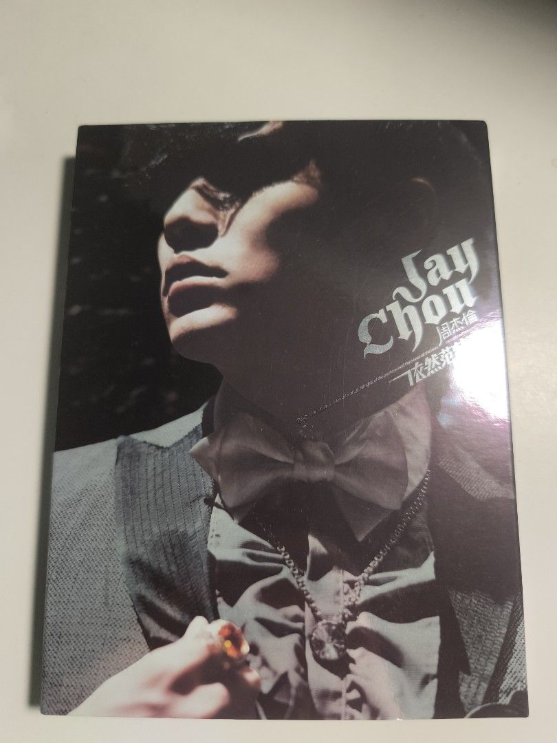 周杰倫 依然范特西 台版環球再版 CD+DVD 全套齊｜荃灣面交 （分類：音樂與媒體 - CD 及 DVD）位於 Hong Kong。 由 ryanlam6141 提交（商品編號 1461748318，圖片 1）。簡介： 周杰倫《依然范特西》，台版環球再版CD+DVD套裝。 全套齊：外紙盒、歌詞本、CD、DVD全部齊件，冇缺。 碟面冇明顯深花，播放正常；紙盒有輕微存放磨痕，如圖。 正版，荃灣廣場/荃灣西站面交，現金。 可再補內頁、碟面相睇品相，有興趣pm。。
