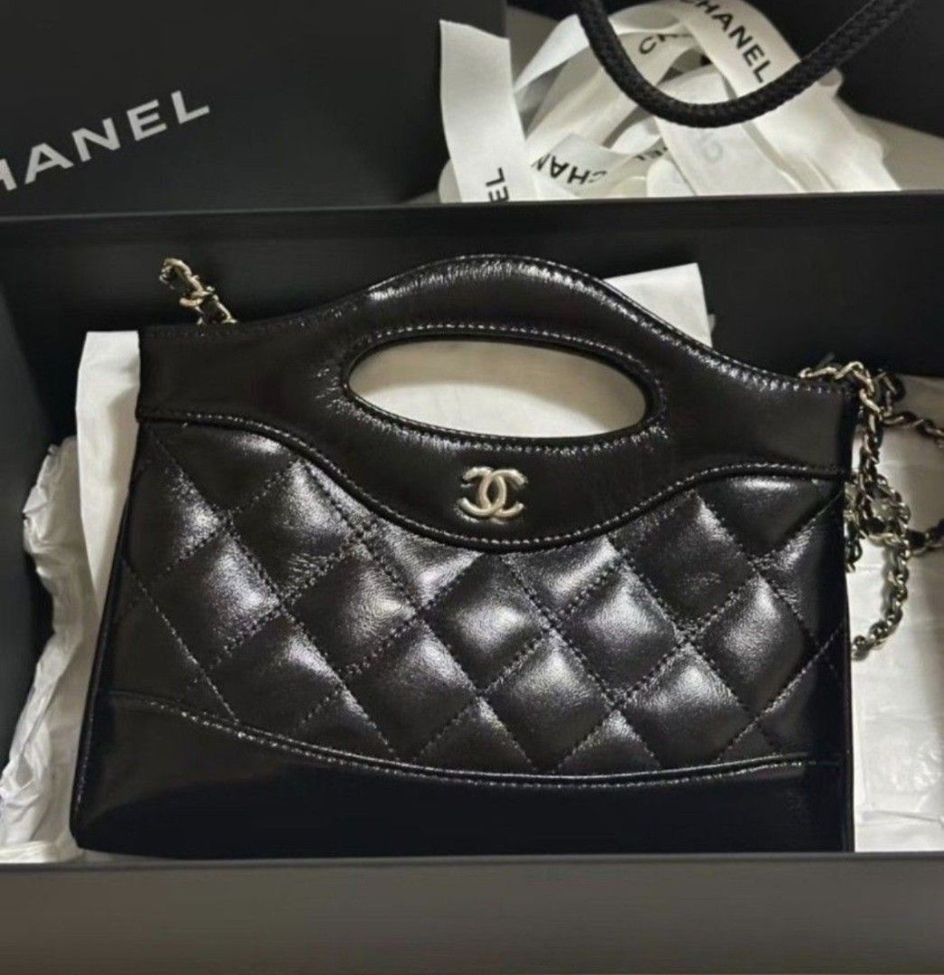 特價💖 Chanel 25k 31 nano 羊皮 黑色 31nano 鏈條手機袋 細袋仔 化妝袋 phone bag vanity case lp hobo 飯盒包 26c 26p vanity bag 25bag mini 26a lp 26b preppy 白色 鱷魚壓紋 （分類：手袋及銀包）位於 Hong Kong。 由 hc2008 提交（商品編號 1461598181，圖片 1）。簡介： 全新購於香奈兒專門店 有盒 紙袋 香港正單 低於新價$28800 送禮套裝💖。