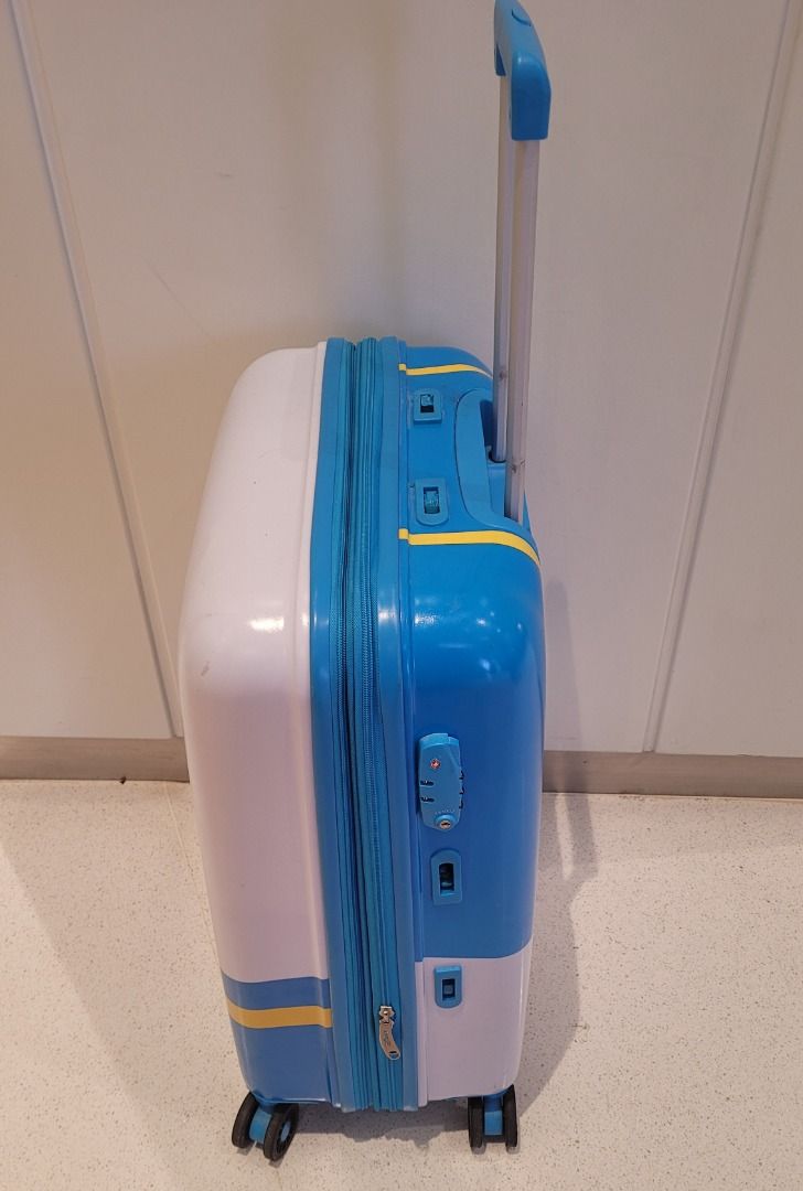 迪士尼 Donald Duck 行李箱 （分類：旅遊 - 旅行必需品及用品）位於 Hong Kong。 由 tingting51 提交（商品編號 1461788198，圖片 1）。簡介： 係 Donald Duck 嘅行李箱，去旅行啱用。藍色白色為主，好sharp。有輪有轆，拉桿可以收埋。鎖頭係密碼鎖。箱面有 Donald Duck 圖案，好得意。。