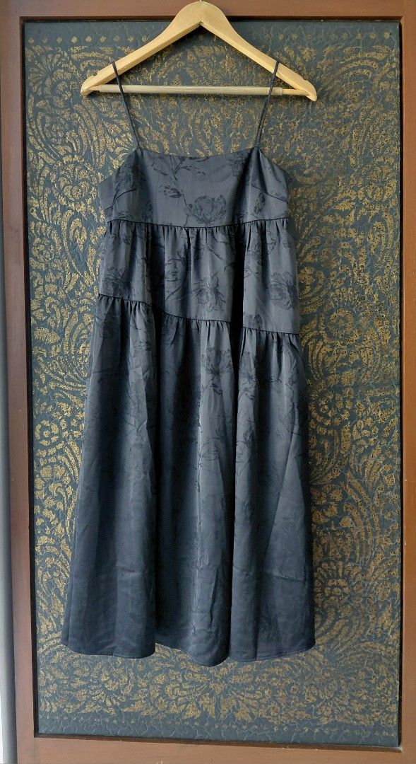 💯 Marle Ophelia Dress 💯 (Category: Dresses) located in Mandaluyong City. Submitted by arlene2560 (Listing ID 1461705236, Image 2). Description: 💯 Marle Ophelia Dress, midi-length style featuring a lustrous tonal floral jacquard fabric and a softly tiered silhouette. Size 38, or armpit 17", length is 44". Decluttering P1200. Mandaluyong.