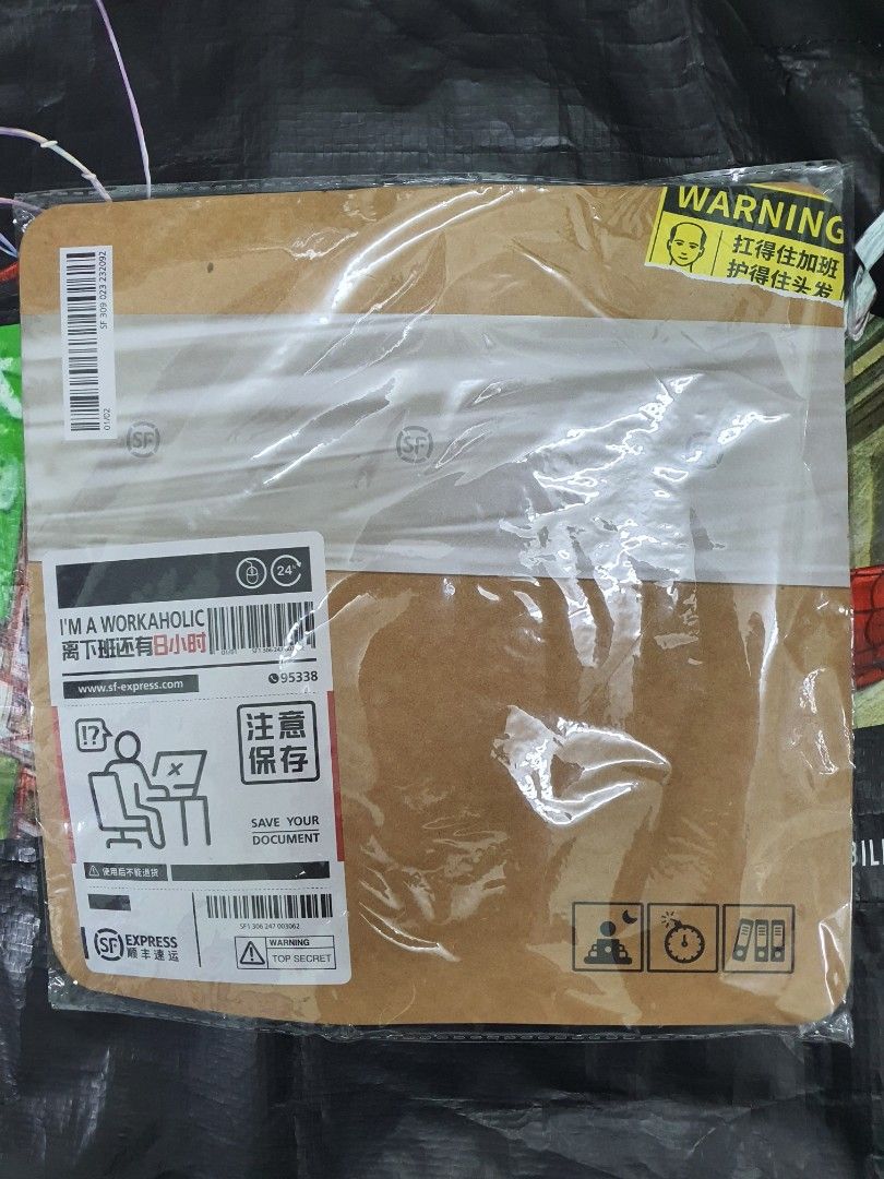 順豐滑鼠墊 SF EXPRESS MOUSE PAD （分類：電腦周邊產品）位於 Hong Kong。 由 o.m.a.shop 提交（商品編號 1461627712，圖片 1）。簡介： 順豐分換領，收到時已有瑕疵見圖2和3，介意勿拍，感激不盡。 **可於東鐵線太和站或屯馬線大水坑站交收。。