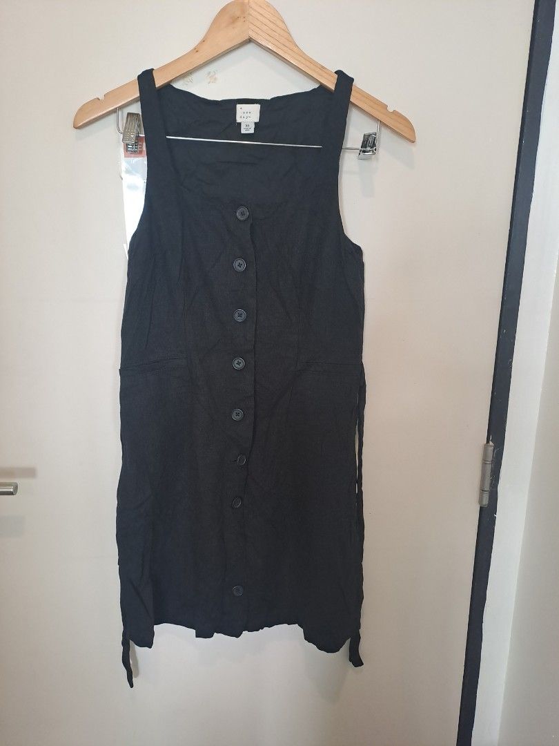 A New Day linen dress (Category: Dresses) located in Manila. Submitted by joanbalde39643 (Listing ID 1461589353, Image 1). Description: This is a black square-neck button-front sleeveless dress top by A New Day, featuring a textured linen fabric and front button closure..