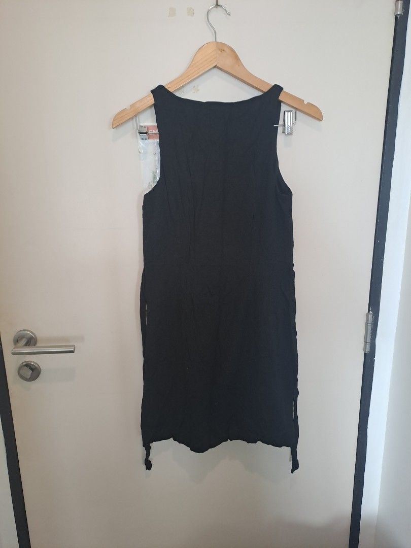 A New Day linen dress (Category: Dresses) located in Manila. Submitted by joanbalde39643 (Listing ID 1461589353, Image 2). Description: This is a black square-neck button-front sleeveless dress top by A New Day, featuring a textured linen fabric and front button closure..