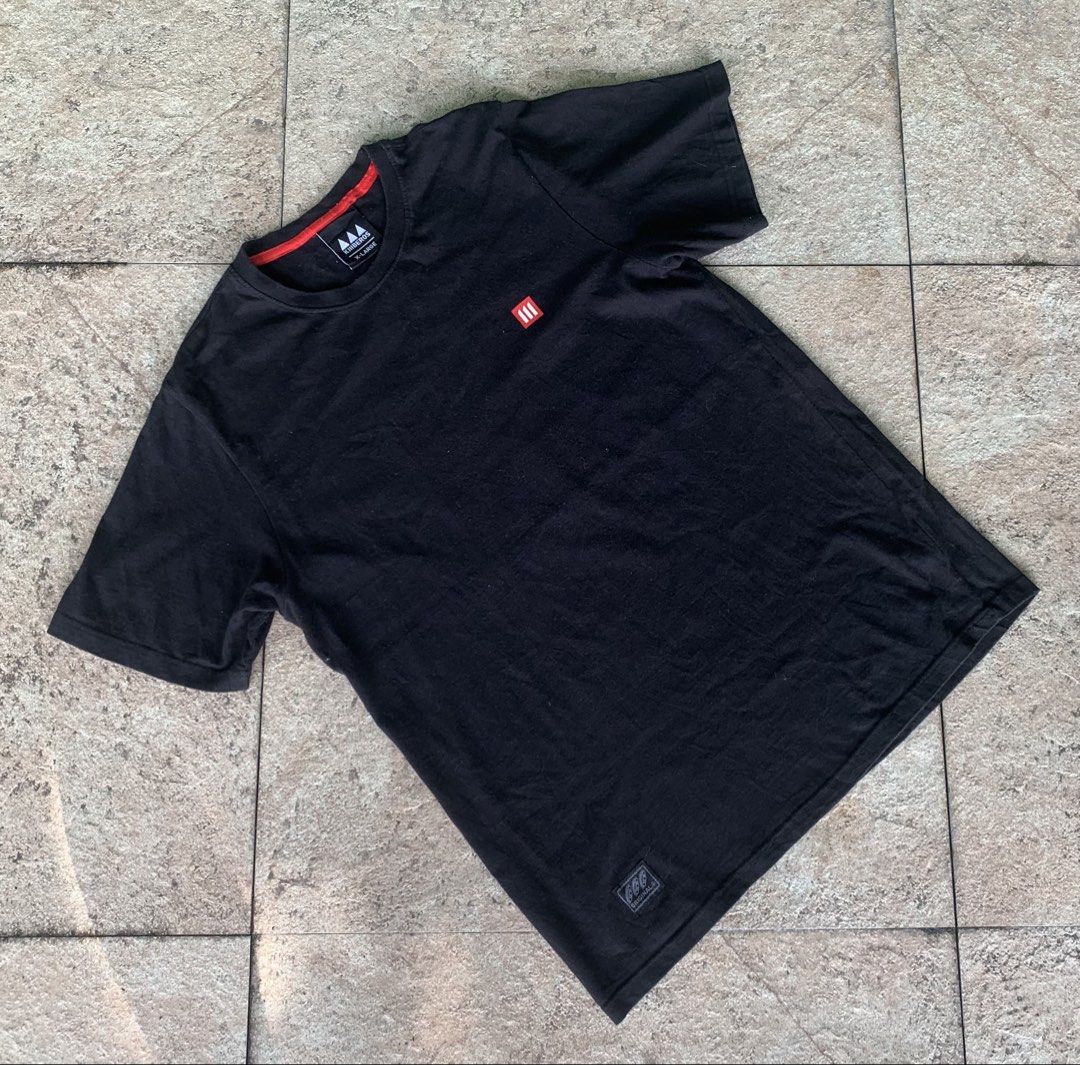 AAA Guard Tribe Black Graphic T-Shirt (Category: Tshirts & Polo Shirts ) located in Bacolod City. Submitted by lazythrifts (Listing ID 1461794489, Image 1). Description: - Black t-shirt - Features a striking screaming monkey/ape graphic on the back with red and white accents - Small red logo detail on the front chest - Ideal for everyday casual wear.