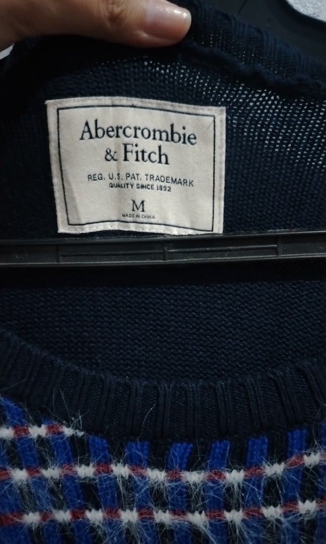 ABERCROMBIE & FITCH (Category: Coats, Jackets and Outerwear) located in Manila. Submitted by nihzhx (Listing ID 1461688490, Image 3). Description: ISSUES IN PICTURE.