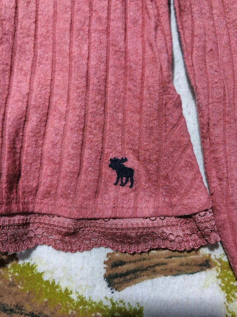 abercrombie & fitch top (Category: Others Tops) located in San Pedro. Submitted by bemyremedd (Listing ID 1461592244, Image 3). Description: size small good condition.