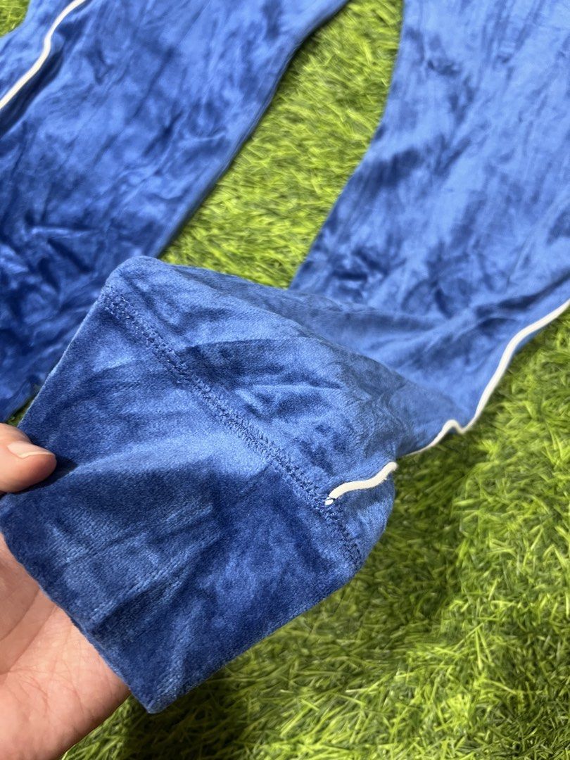 Abercrombie & Fitch Velour Pants (Category: Jeans) located in Cebu City. Submitted by sexyclosetph2.0 (Listing ID 1461719361, Image 2). Description: Orig💯 Like new condition Color rate 10/10 Very nice in actual Fits xs-med Rare and hard to find.