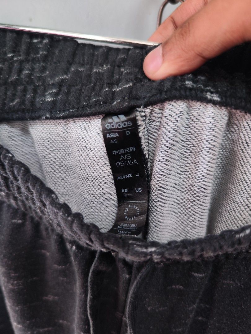 Adidas Knit Shorts (Category: Shorts) located in Bulacan. Submitted by emilj23 (Listing ID 1461688386, Image 3). Description: Adidas Knit Shorts Size S on tag L 20 W 28-32 Leg Hole 11 Condition 9.5/10 Color rate 9.5/10 No Issue.