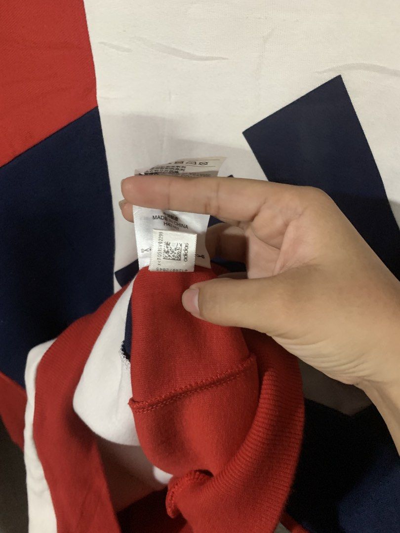 Adidas Mountain Logo (Category: Hoodies) located in Paranaque City. Submitted by thrift_in_the_hoods (Listing ID 1461781516, Image 3). Description: Dimes: 21.5x24 Size: Medium Issue: None .