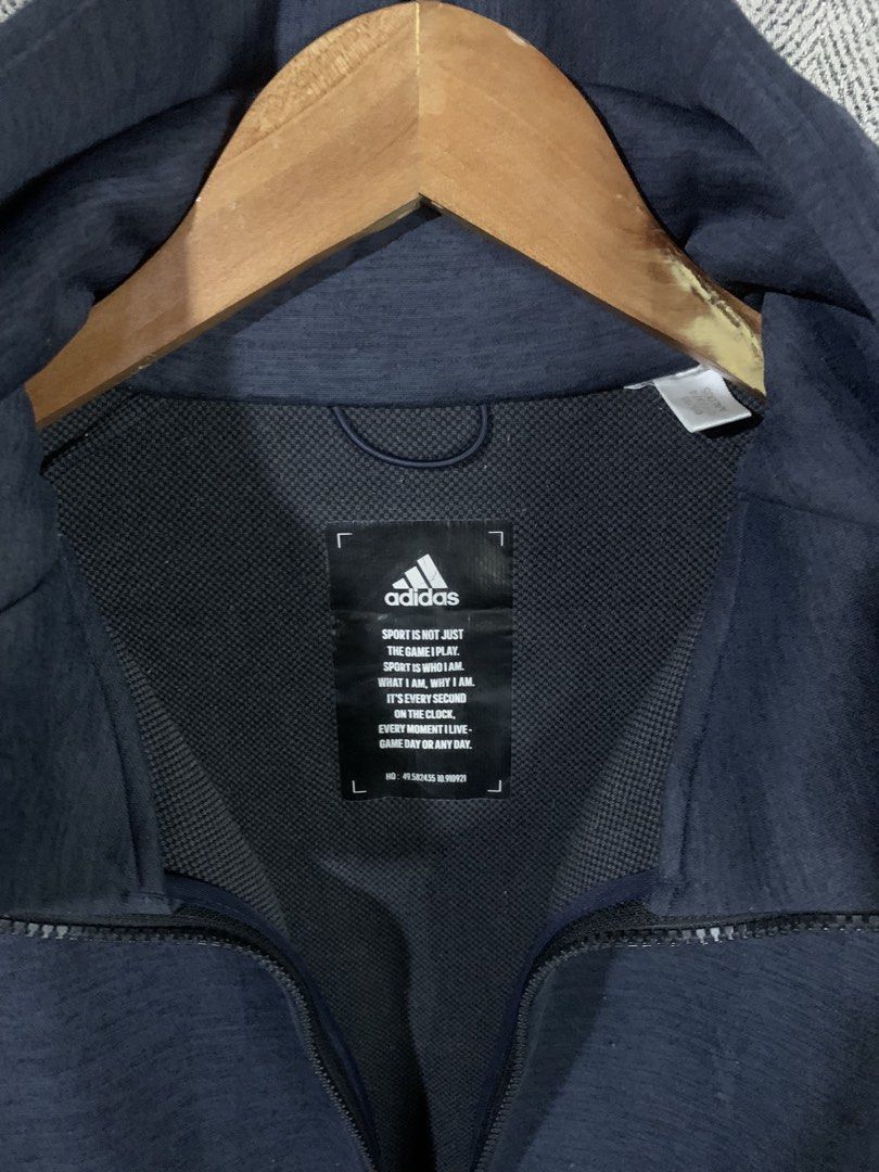 Adidas Mountain Logo (Category: Coats, Jackets and Outerwear) located in Paranaque City. Submitted by thrift_in_the_hoods (Listing ID 1461782747, Image 2). Description: Dimes: 22x28 Size: XL Issue: None .