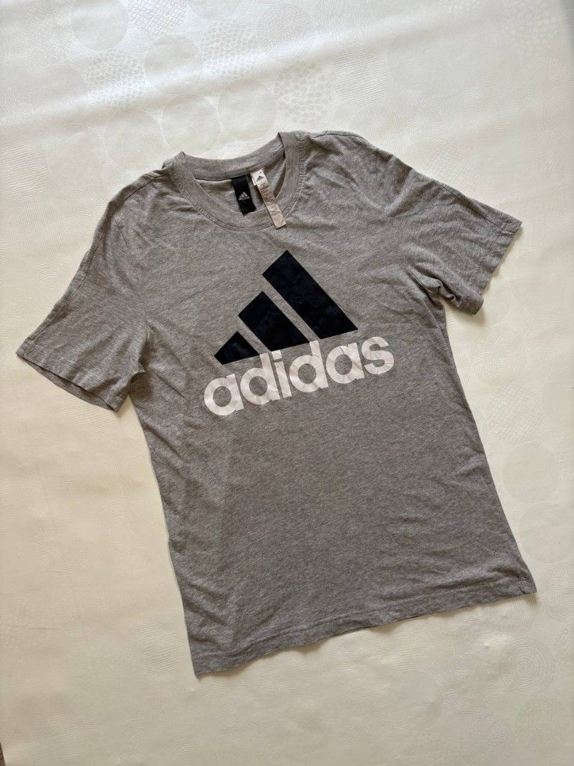 Adidas T-shirt (Category: Tshirts & Polo Shirts ) located in Tacurong. Submitted by ukayutopia (Listing ID 1461636337, Image 2). Description: Adidas T-shirt ‎ ‎Dimes: W18×L27 ‎Condition: Excellent ‎Color rate: 9/10 ‎Size on tag: Large ‎Issue: None.