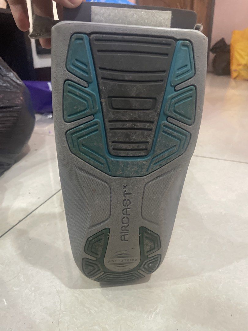 AIRSELECT (Category: Others) located in Petaling Jaya. Submitted by aktraaidi (Listing ID 1461636683, Image 3). Description: 🦶 AIRCAST AIRSELECT ELITE WALKER BOOT – SIZE MEDIUM Harga: RM180 (nego) Nak jual Aircast AirSelect Elite Walker Boot original. 📌 Model: AirSelect Elite 📌 Model No.: 01EP-M 📌 Size: Medium 📌 Brand: Aircast / DJO 📌 Made in Mexico 📌 Keadaan: Preloved, ada tanda penggunaan seperti dalam gambar 📌 Strap & pam masih ada 📌 