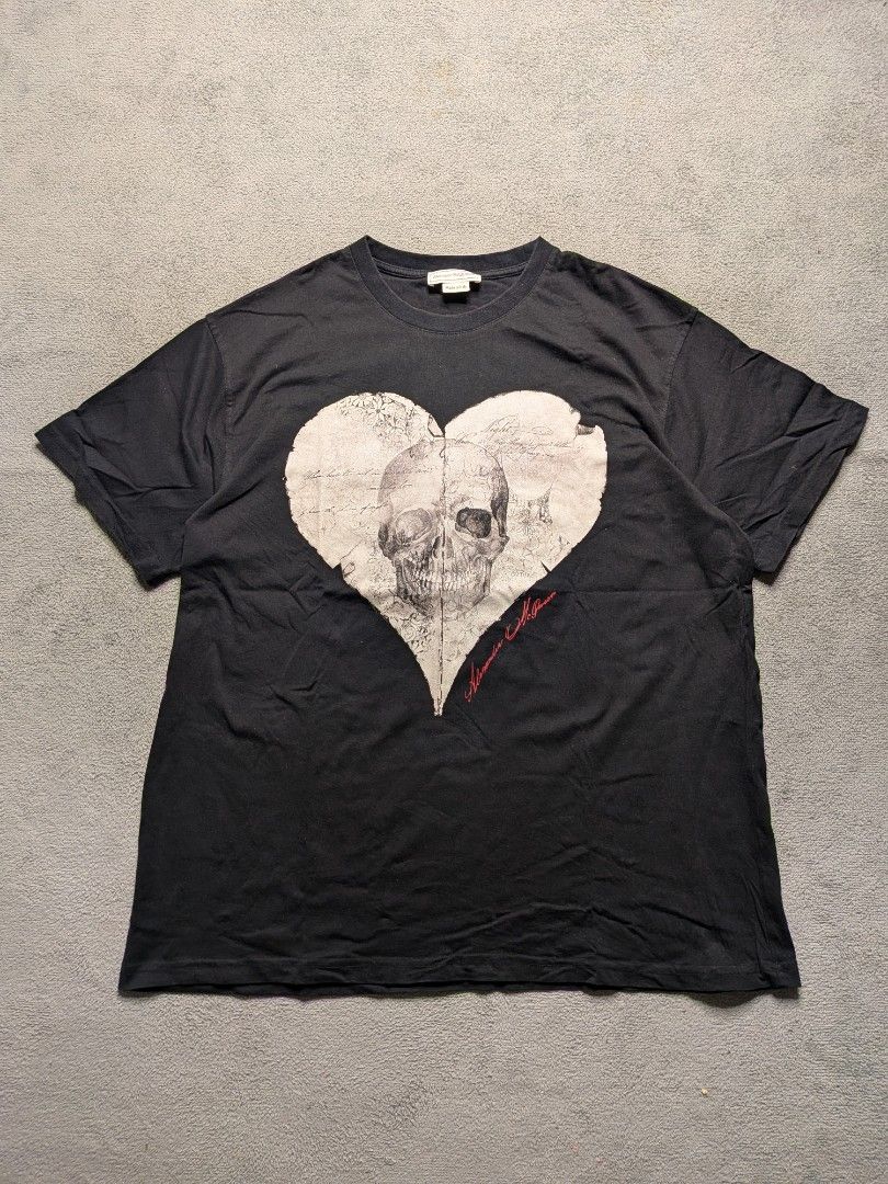 Alexander McQueen (Category: Tshirts & Polo Shirts ) located in Paniqui. Submitted by fndrs.kprs.ph (Listing ID 1461734497, Image 1). Description: Alexander McQueen Size on tag: XXL 24x29 Color rate: 9.3/10 Excellent Condition No flaws .