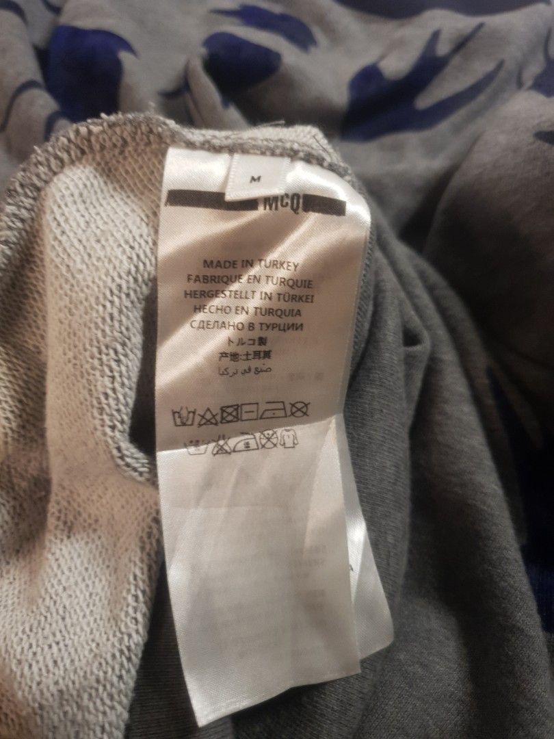 Alexander McQueen MCQ Sweater (Category: Luxury Apparel) located in San Fernando. Submitted by retro.district. (Listing ID 1461780150, Image 3). Description: - Alexander McQueen MCQ sweater - Authentic/Legit - Size: Large (Women's) 22x26 - Condition: Good - issue velvet design fading - Color Rate:9.5/10.