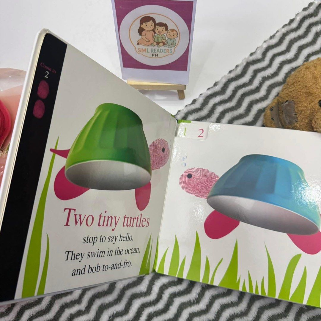 Alphaprints 123 (Category: Children's Books) located in Taguig. Submitted by smlreadersph (Listing ID 1461737601, Image 3). Description: 💗 𝐀𝐥𝐩𝐡𝐚𝐩𝐫𝐢𝐧𝐭𝐬 𝐄𝐝𝐮𝐜𝐚𝐭𝐢𝐨𝐧𝐚𝐥 𝐁𝐮𝐧𝐝𝐥𝐞 🐾🔤 Hardcover Boardbooks 📖 Condition: Preloved hardcover boardbooks; sturdy and perfect for little hands with few usual signs of use. 👧👦 Age Recommended: 1–4 years 📘 About the Books: Make early learning extra fun with Alphaprints! ✨ Using clever 