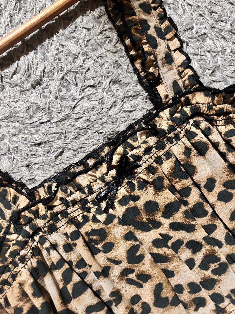 Animal Print H&M top (Category: Sleeveless) located in Manila. Submitted by kattlacsamana (Listing ID 1461743289, Image 2). Description: Preloved H&M Animal Print Sleeveless Like new/used only twice Size: Can fit S - M .