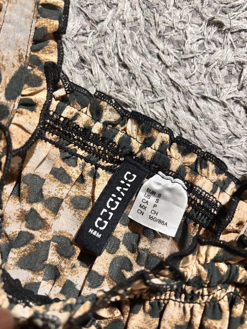 Animal Print H&M top (Category: Sleeveless) located in Manila. Submitted by kattlacsamana (Listing ID 1461743289, Image 3). Description: Preloved H&M Animal Print Sleeveless Like new/used only twice Size: Can fit S - M .