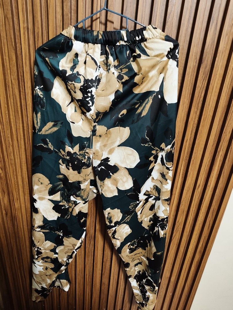 Anne klein pull-on floral pants for size 3X (Category: Other Bottoms) located in General Mariano Alvarez. Submitted by plussize_republic (Listing ID 1461765323, Image 2). Description: brand new without hangtag new arrival best fit for size 3x to 4x and 5'5-5'6 " tall.