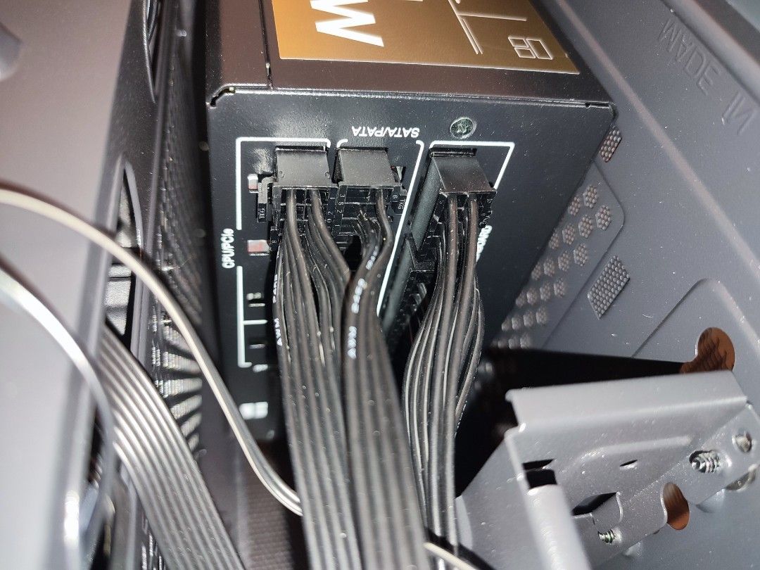 Antec 電腦機箱連火牛 （分類：桌上電腦）位於 Hong Kong。 由 90249102chan 提交（商品編號 1460963881，圖片 3）。簡介： Antec 機箱連火牛，650W。前面有USB同音訊接口。機箱內有風扇位，方便散熱。適合砌機用。。