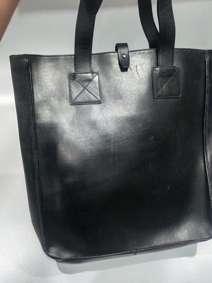 Apc large tote bag leather (Category: Belt bags, Clutches and Pouches) located in Santa Rosa. Submitted by _ba_mo_si_ (Listing ID 1461644899, Image 1). Description: Bag only Issue scratches Plus sf Dm.