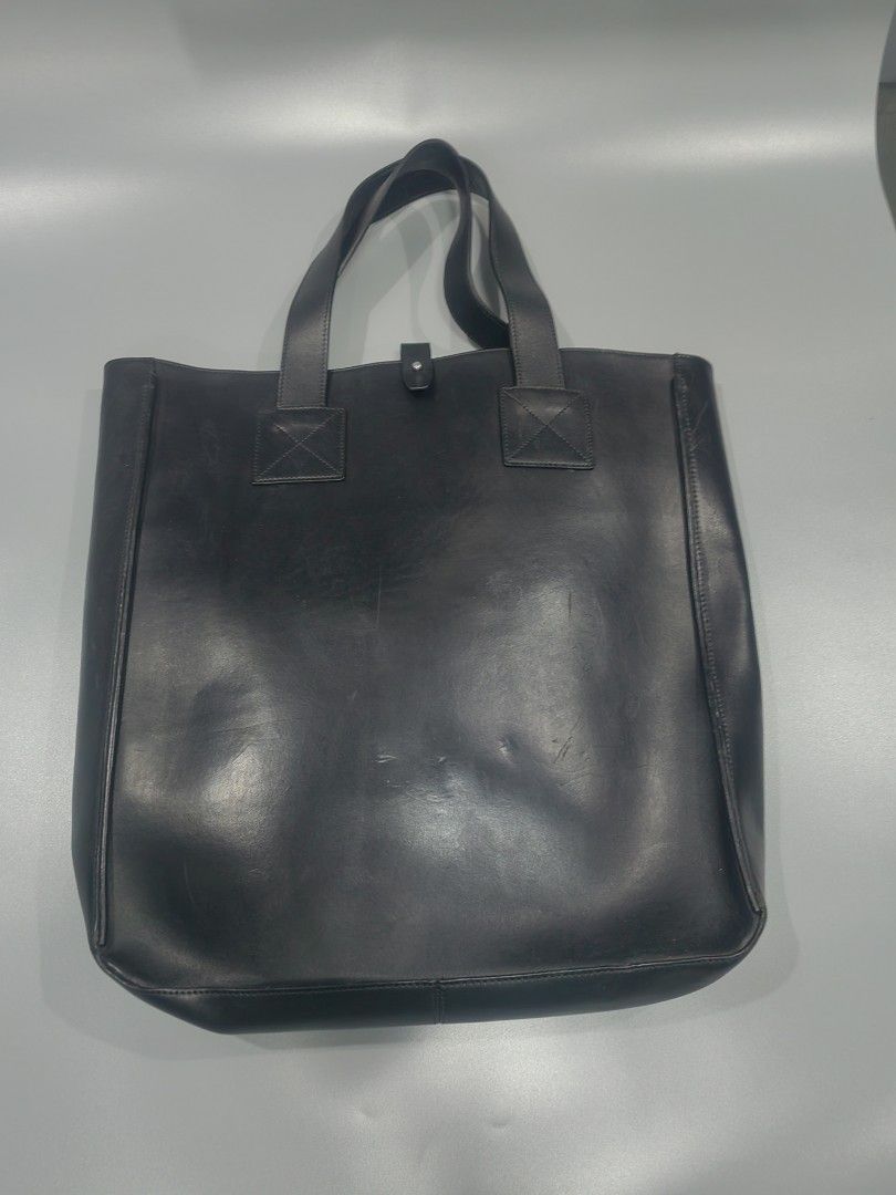 Apc large tote bag leather (Category: Belt bags, Clutches and Pouches) located in Santa Rosa. Submitted by _ba_mo_si_ (Listing ID 1461644899, Image 2). Description: Bag only Issue scratches Plus sf Dm.