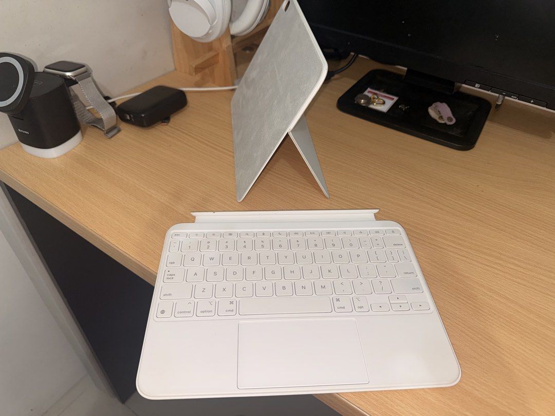 Apple Magic Keyboard Folio for iPad A16 (Category: Cases & Sleeves) located in Quezon City. Submitted by taladelapena-14472 (Listing ID 1461740406, Image 2). Description: Apple Magic Keyboard Folio for iPad A16 Bought in 2025 Lightly used 12k slightly negotiable 2 units available, buy both for 21k.