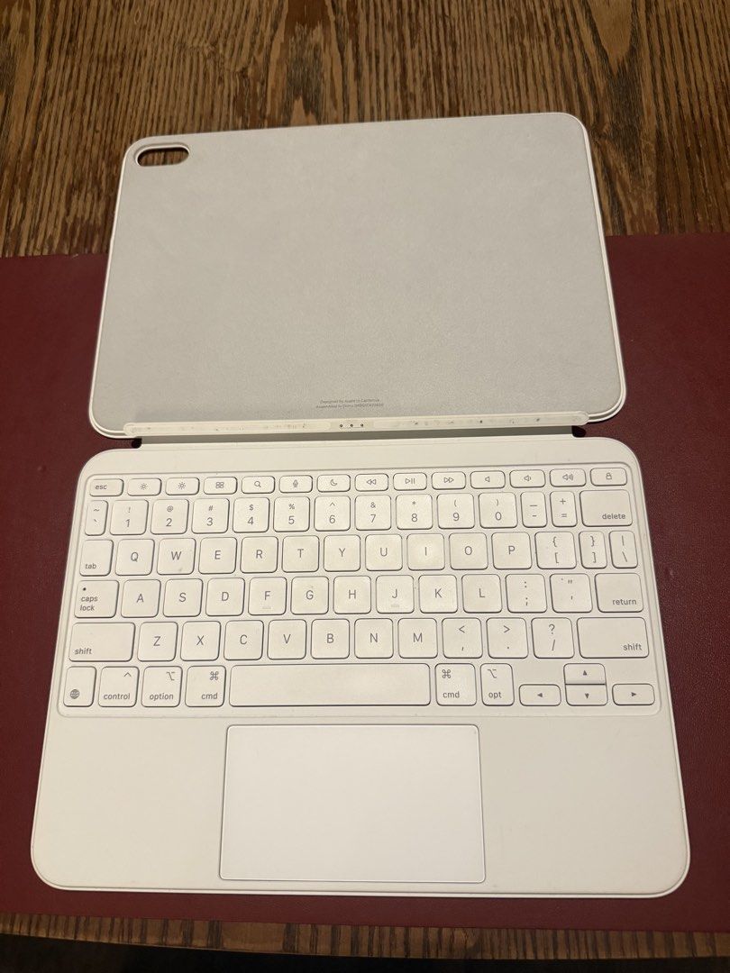 Apple Magic Keyboard Folio for iPad (Category: Cases & Sleeves) located in Quezon City. Submitted by taladelapena-14472 (Listing ID 1461740447, Image 2). Description: - Apple Magic Keyboard Folio - Color: White - Built-in trackpad for easy navigation - Magnetic attachment to compatible iPads - Includes original box.