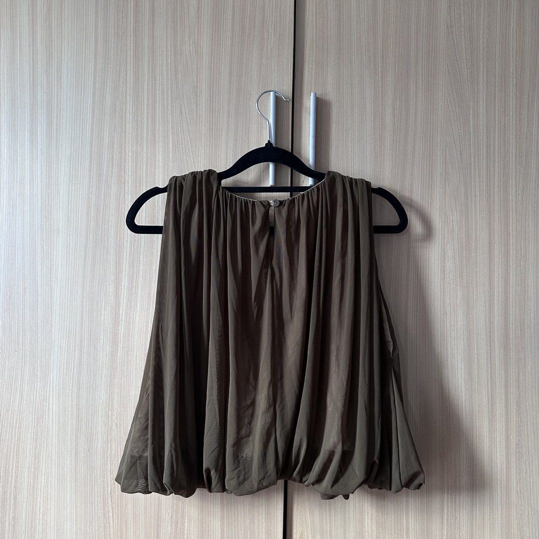 Araw the Line Cyanea Halter Top (Category: Sleeveless) located in Quezon City. Submitted by snsn00 (Listing ID 1461645934, Image 3). Description: used twice. in excellent condition. bought for 4.8k. size M! pls see last two photos for size guide and when worn (but in diff color; photo from araw’s site).