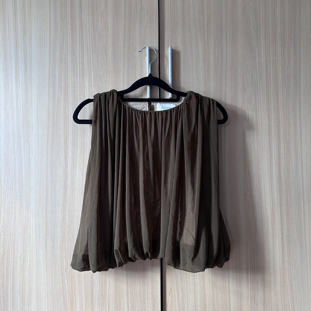Araw the Line Cyanea Halter Top (Category: Sleeveless) located in Quezon City. Submitted by snsn00 (Listing ID 1461645934, Image 1). Description: used twice. in excellent condition. bought for 4.8k. size M! pls see last two photos for size guide and when worn (but in diff color; photo from araw’s site).