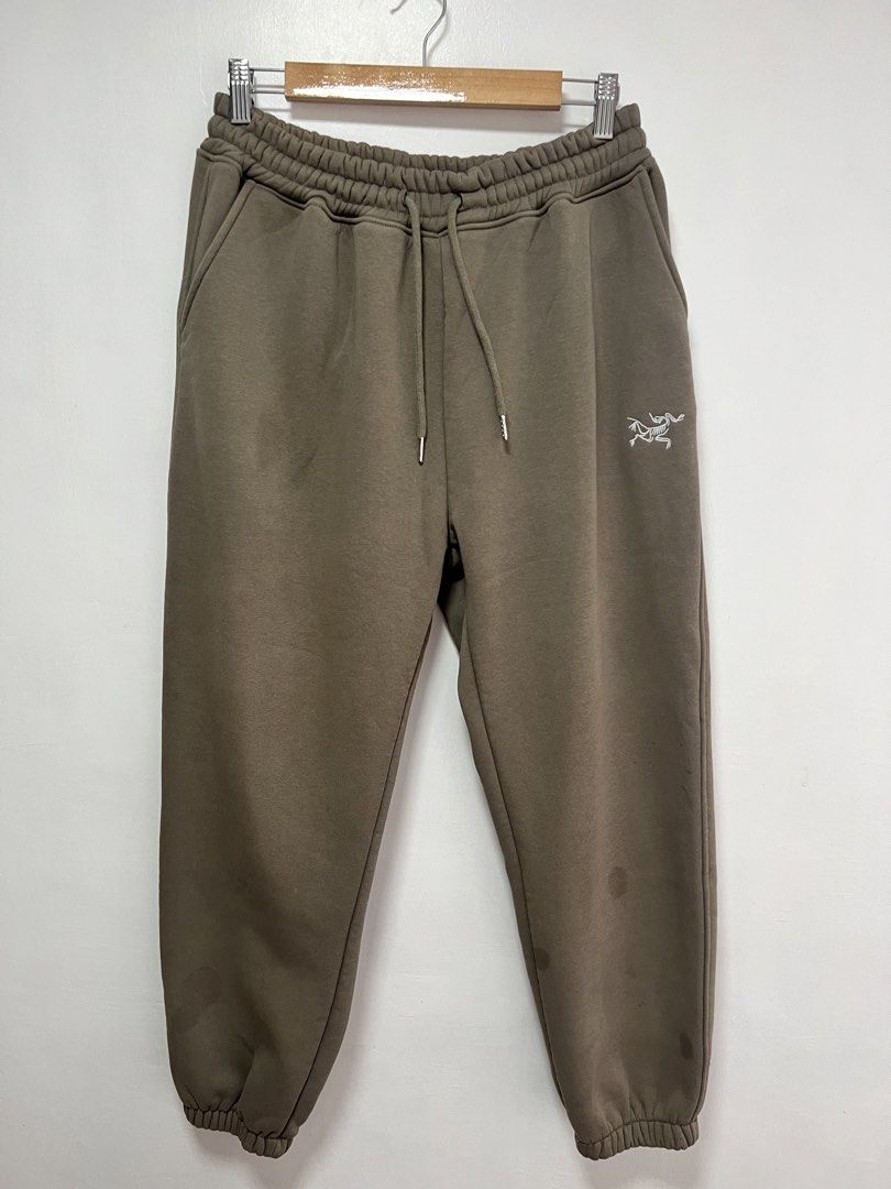 Arc'teryx Emblem Fleece Jogger (Category: Joggers) located in Muntinlupa City. Submitted by thriftdripbyjm (Listing ID 1461726558, Image 1). Description: Color rate: 10/10 Dimes: 15x38 (2XL on tag garterized) Hemline: 5 Issue: wet stain Price: 750+sf.