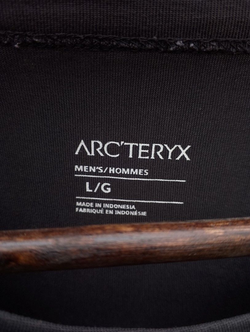 Arc'teryx Tee ( AUTHENTIC ) (Category: Tshirts & Polo Shirts ) located in Baliuag. Submitted by retrovault83 (Listing ID 1461738880, Image 2). Description: ✨ Condition: 9.5–10/10 (Preloved, Ready to Wear) 📍 Location: Baliuag, Bulacan Size: L / Large (Men's / Hommes) Dimes: W 23 x L 30 Model: Captive Arc'word Short Sleeve T-Shirt (Black / Dark Charcoal) NOTE: Kindly scan the QR code to verify its authenticity. ✅ No holes, no stains, no flaws! 🏷️