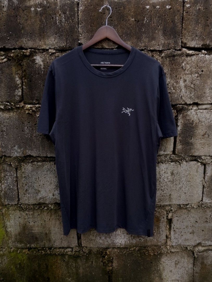 Arc'teryx Tee ( AUTHENTIC ) (Category: Tshirts & Polo Shirts ) located in Baliuag. Submitted by retrovault83 (Listing ID 1461738880, Image 1). Description: ✨ Condition: 9.5–10/10 (Preloved, Ready to Wear) 📍 Location: Baliuag, Bulacan Size: L / Large (Men's / Hommes) Dimes: W 23 x L 30 Model: Captive Arc'word Short Sleeve T-Shirt (Black / Dark Charcoal) NOTE: Kindly scan the QR code to verify its authenticity. ✅ No holes, no stains, no flaws! 🏷️