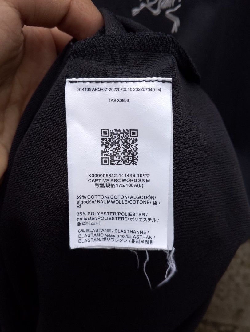 Arc'teryx Tee ( AUTHENTIC ) (Category: Tshirts & Polo Shirts ) located in Baliuag. Submitted by retrovault83 (Listing ID 1461738880, Image 3). Description: ✨ Condition: 9.5–10/10 (Preloved, Ready to Wear) 📍 Location: Baliuag, Bulacan Size: L / Large (Men's / Hommes) Dimes: W 23 x L 30 Model: Captive Arc'word Short Sleeve T-Shirt (Black / Dark Charcoal) NOTE: Kindly scan the QR code to verify its authenticity. ✅ No holes, no stains, no flaws! 🏷️